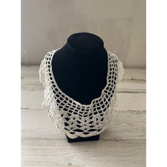 Woman’s white crocheted collar with no closure - Picture 1 of 4